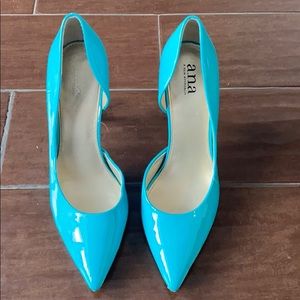 3/25.00 - Teal heels